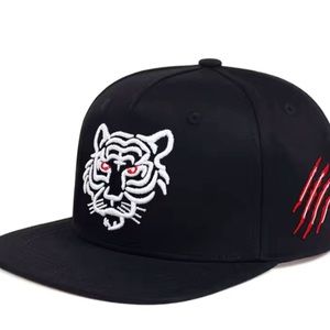 Black snap back tiger cap